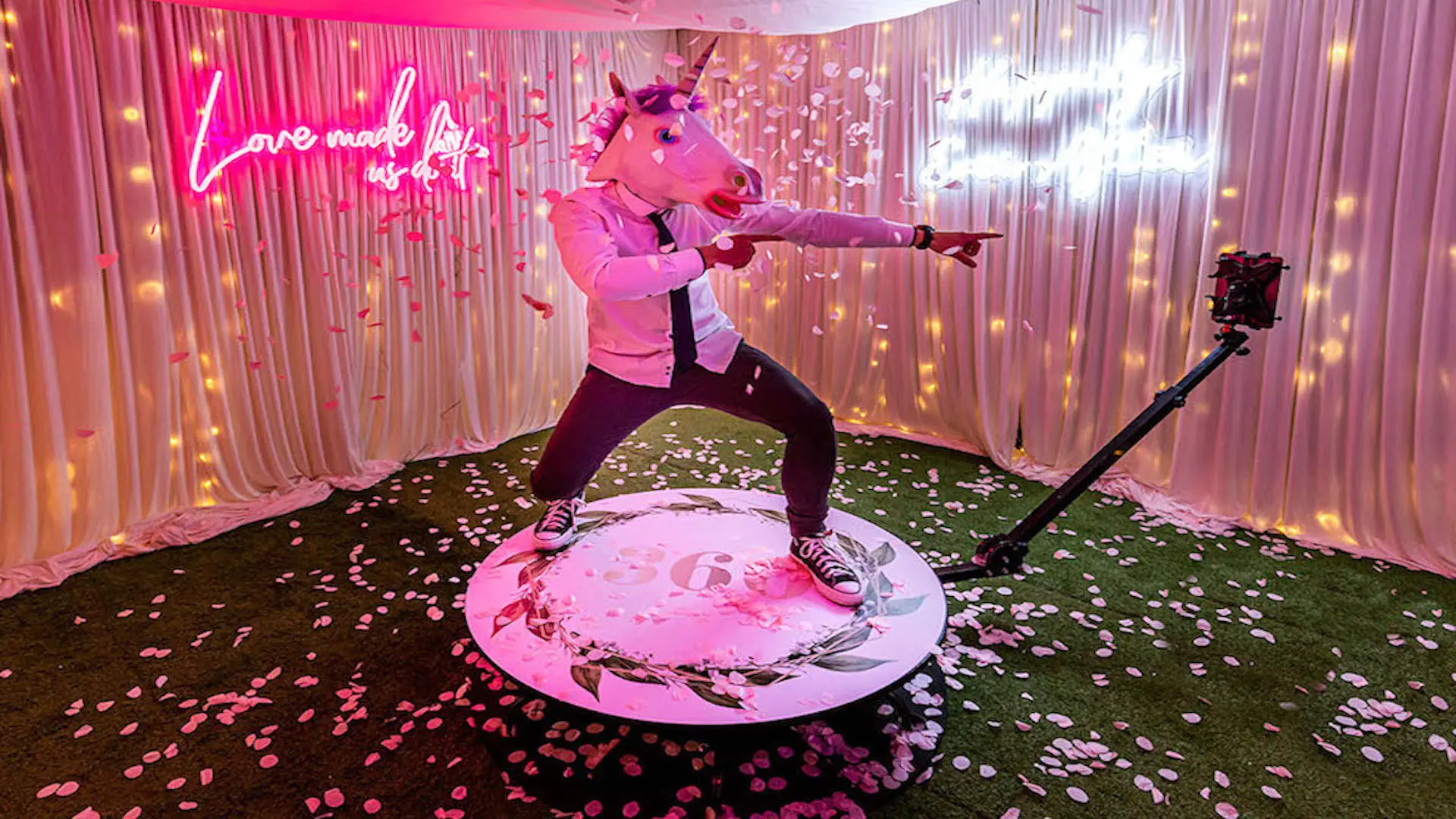 Videomatón 360 en Girona con plataforma giratoria para bodas y eventos